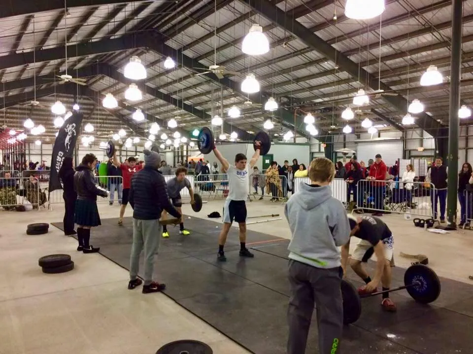 Junior boys mid overhead lift in the warehouse venue